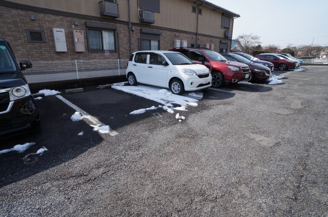 サンロイヤルの駐車場|駐車場完備です
