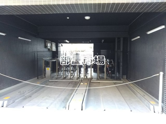 アリュージュ三ノ輪の駐車場