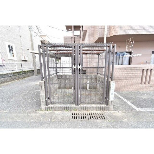 グラース蔵上 参番館のエントランス|便利な敷地内ゴミ置き場もあります♪