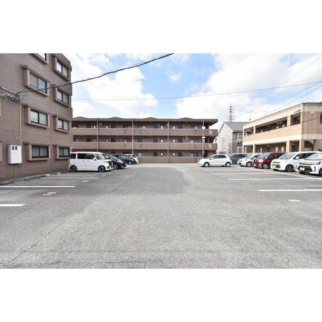 グラース蔵上 参番館の駐車場|駐車スペースもあります☆