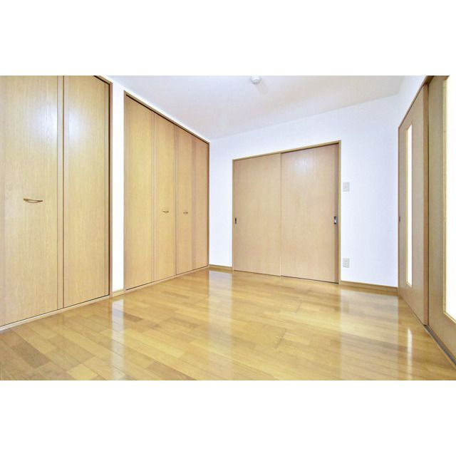 グラース蔵上 参番館の寝室|クローゼット付の寝室です☆