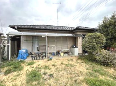 富里市十倉　平屋中古戸建の居間・リビング|平成20年4月築２DK平屋 敷地約82坪　屋内外残置多数あり現況引渡し。 駐車2台可能 北東公道角地