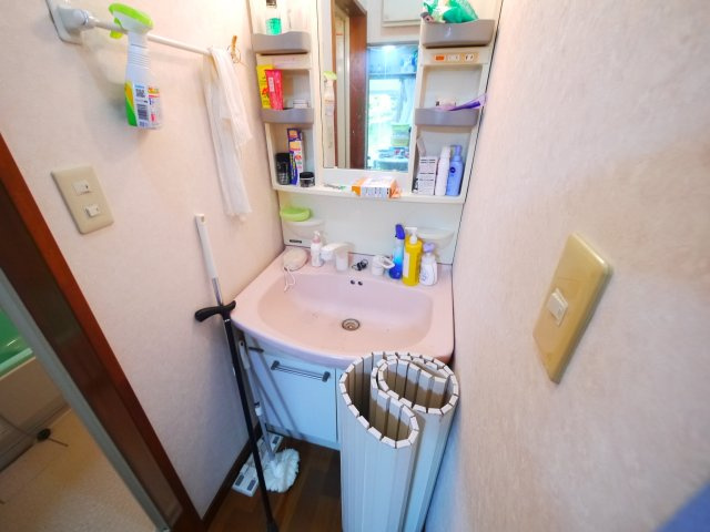富里市十倉　平屋中古戸建の独立洗面台|平成20年4月築２DK平屋 敷地約82坪　屋内外残置多数あり現況引渡し。 駐車2台可能 北東公道角地