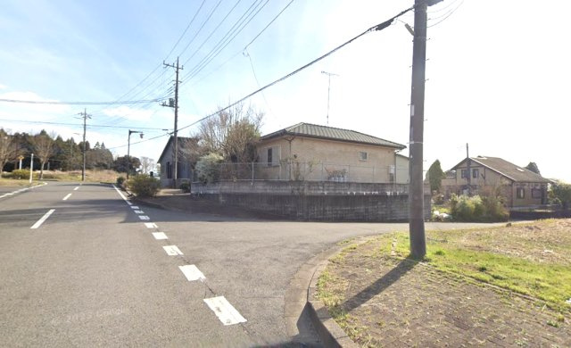 富里市十倉　平屋中古戸建の前面道路含む現地写真|平成20年4月築２DK平屋 敷地約82坪　屋内外残置多数あり現況引渡し。 駐車2台可能 北東公道角地