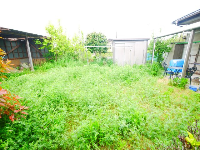 富里市十倉　平屋中古戸建の庭|平成20年4月築２DK平屋 敷地約82坪　屋内外残置あり現況引渡し。 駐車2台可能 北東公道角地