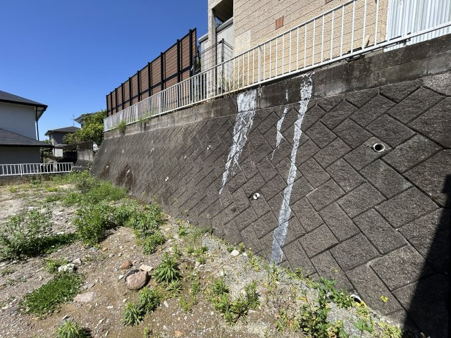 熊本県熊本市北区清水岩倉2丁目22-13の外観|北側の擁壁。垂れた痕跡があるのは、上の方の資材によるものです。樹脂のようで、容易
に剥離・清掃可能で