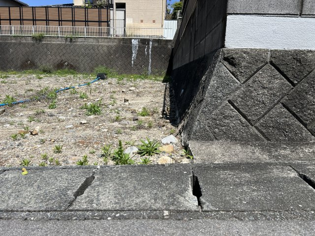 熊本県熊本市北区清水岩倉2丁目22-13の外観|敷地”右手”の境界部分。隣家との距離も程よく、圧迫感のないゆとりある住環境が手に
入ります