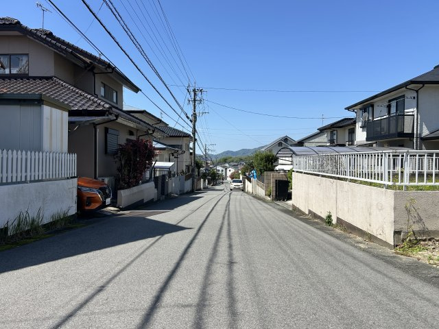 熊本県熊本市北区清水岩倉2丁目22-13の前面道路含む現地写真|前面道路。坂道になっていますので、移動は車やバイク、電動自転車がよいでしょう。お子
様のボール遊びに