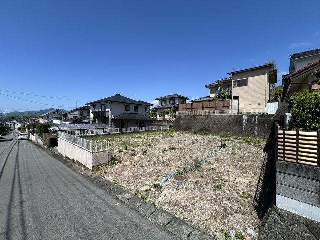 熊本県熊本市北区清水岩倉2丁目22-13の外観|高台の開放感を独り占め。澄み渡る空と陽光に包まれた、家族の夢をのせる真っ白な
キャンバスです。