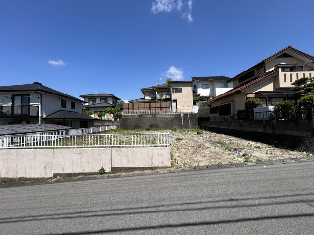 熊本県熊本市北区清水岩倉2丁目22-13の外観|設計の自由度が高い整形地。お好みのハウスメーカーで、ガレージや庭など夢のプランを形
にできます。