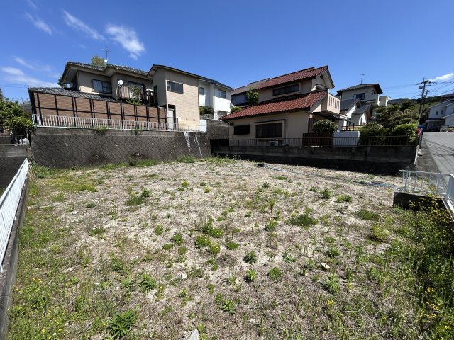熊本県熊本市北区清水岩倉2丁目22-13の外観|敷地”左手前”からの写真。奥行きのある敷地は、プライベートガーデンにも◎