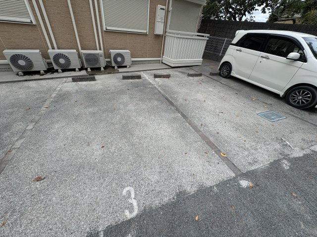 ブランシェ・ドミールB棟の駐車場