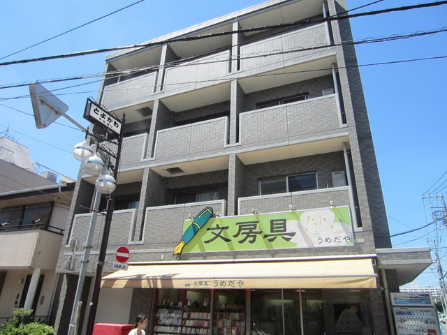 プラム・ガーデンの外観|１階は文具屋さんです