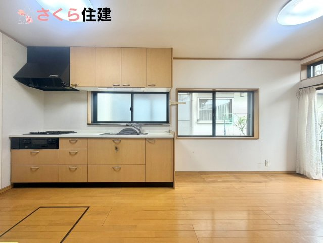 宇都宮市野沢町　中古戸建のキッチン|現状でも十分使用可能なDK！クロス張り替えることで、さらに明るく洗練された空間へと生まれ変わります。