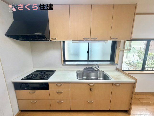 宇都宮市野沢町　中古戸建のキッチン|窓付きキッチンは、換気もしやすく上下にたっぷり収納を備え、調理スペースも広々と確保されています。