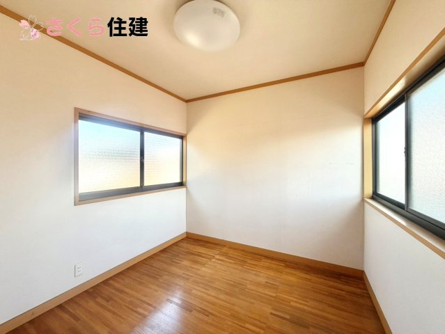 宇都宮市野沢町　中古戸建の洋室|２階洋室はお部屋にしても、ワークスペースでも利用可能です。