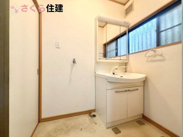 宇都宮市野沢町　中古戸建の独立洗面台|ゆとりある広さの洗面所。両サイド収納の洗面台で、二人ならんで同時の身支度もスムーズです。