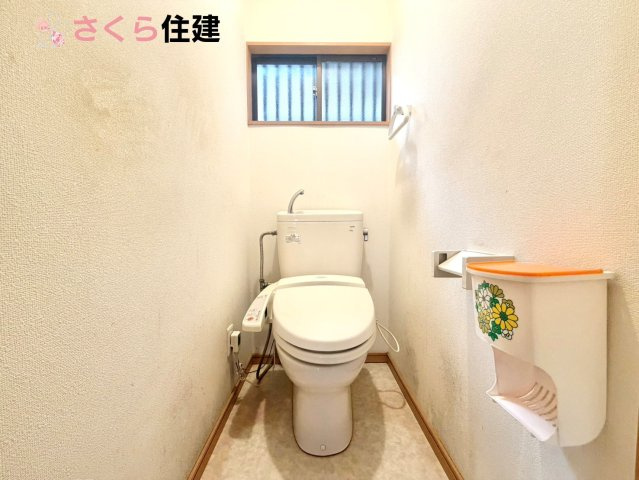 宇都宮市野沢町　中古戸建のトイレ|トイレは各階完備。夜、トイレに起きても、2階の寝室から1階のトイレに降りる必要はありません。