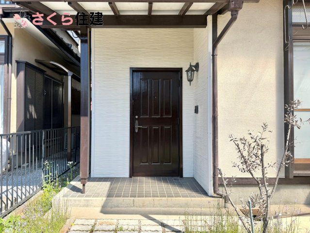 宇都宮市野沢町　中古戸建の玄関|夜間でも来訪者の顔を認識できるLEDライトを装備！ＴＶモニター付きインターフォンで安心のセキュリティ