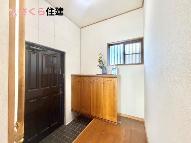 宇都宮市野沢町　中古戸建の玄関|たっぷりしまえるシューズボックス完備！