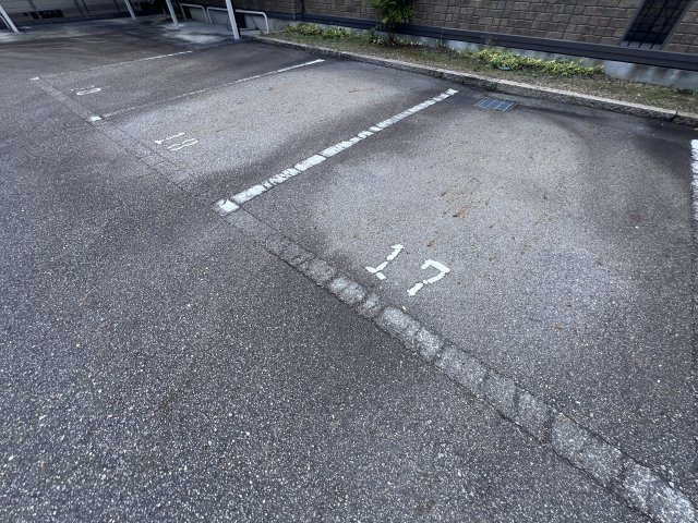 クレセントコートB棟の駐車場