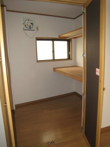 ベルツリーの収納|賃貸物件としては珍しい、広々2.5帖の納戸がございます。採光・換気の窓付きです。収納力の高さがおすすめポイントです。