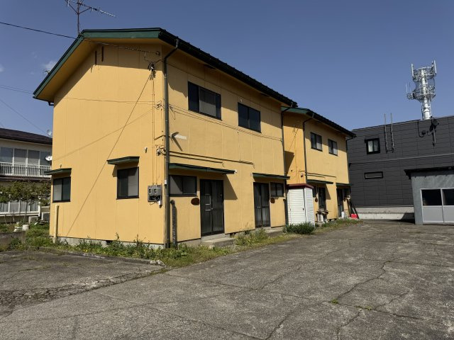 想定年間賃料　148.8万　想定利回り5.04％　木造の外観