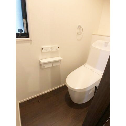 鎌倉市小袋谷２丁目の一戸建てのトイレ