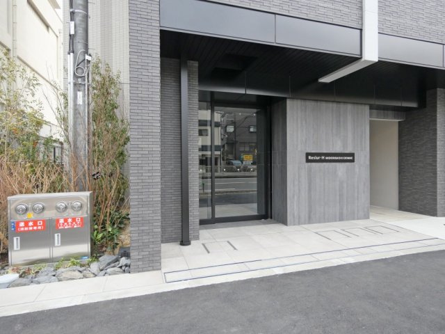 レジュールアッシュ緑橋駅前のエントランス