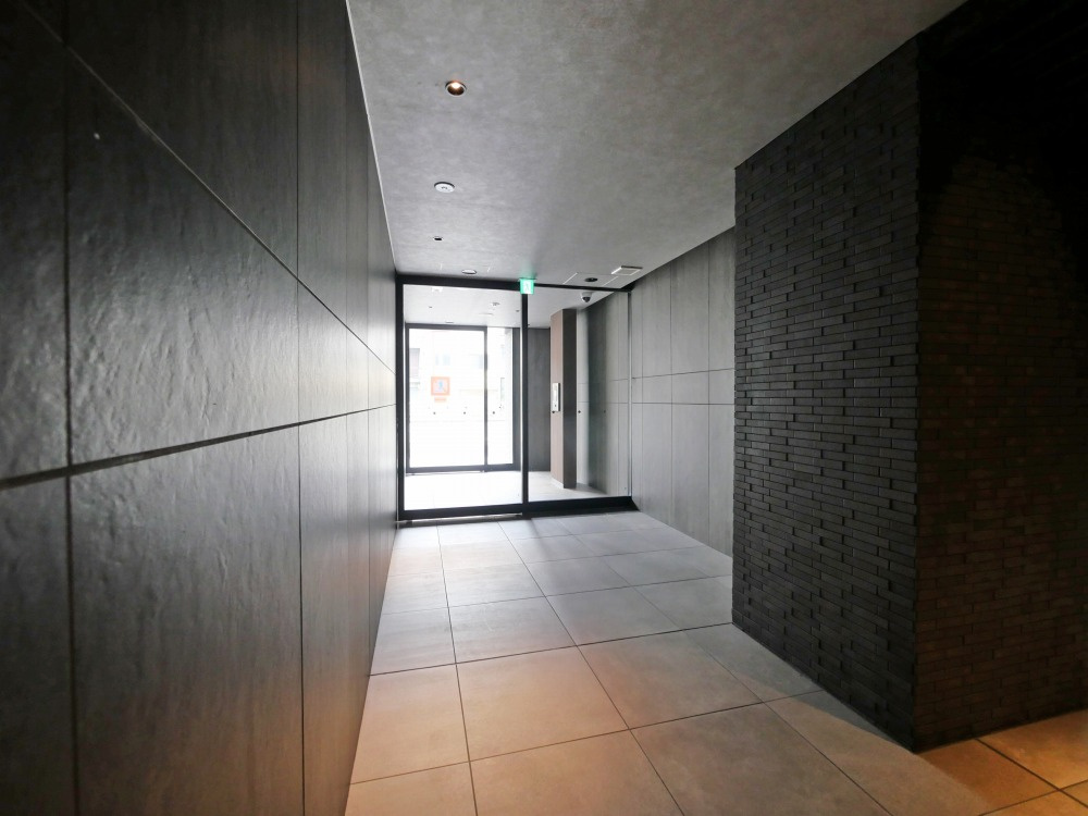 レジュールアッシュ緑橋駅前のロビー