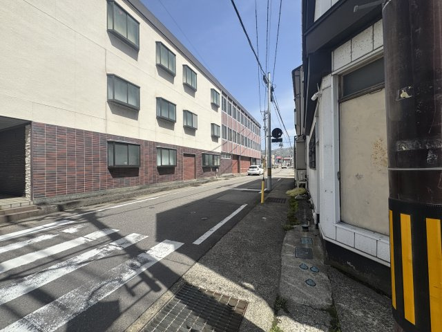 想定年間賃料　360万　想定利回り　9.4％　鉄骨造の外観