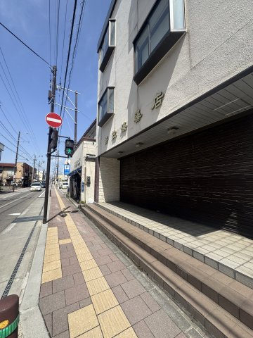 想定年間賃料　360万　想定利回り　9.4％　鉄骨造の外観