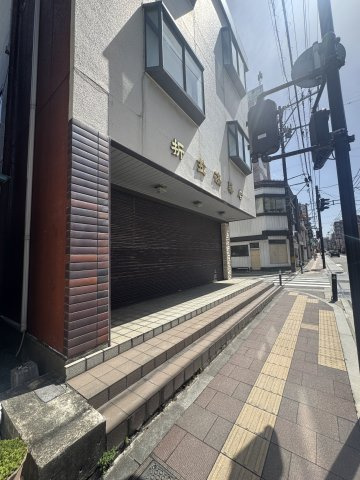 想定年間賃料　360万　想定利回り　9.4％　鉄骨造の外観