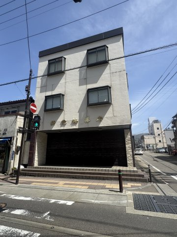 想定年間賃料　360万　想定利回り　9.4％　鉄骨造の外観