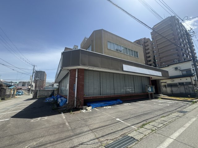 想定年間賃料　420万　想定利回り　9.3％　鉄骨造の外観