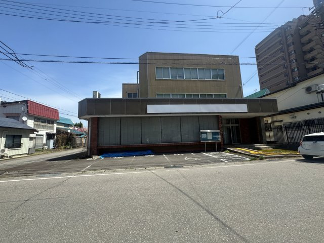 想定年間賃料　420万　想定利回り　9.3％　鉄骨造の外観