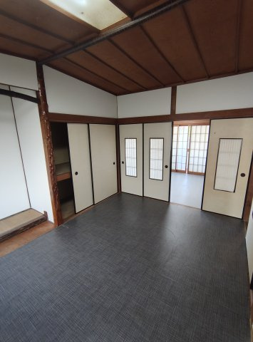 城の下通３丁目貸家の居間・リビング
