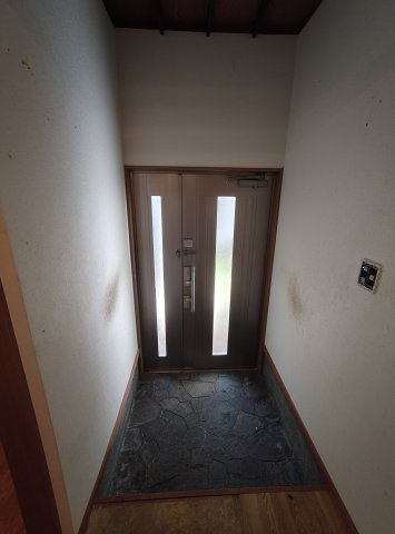 城の下通３丁目貸家の玄関
