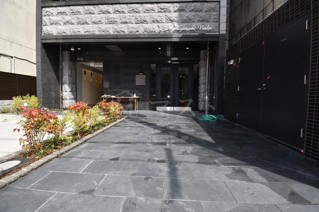 プレサンス松屋町ヴェルデスのエントランス