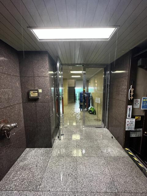 銀友ビルのエントランス