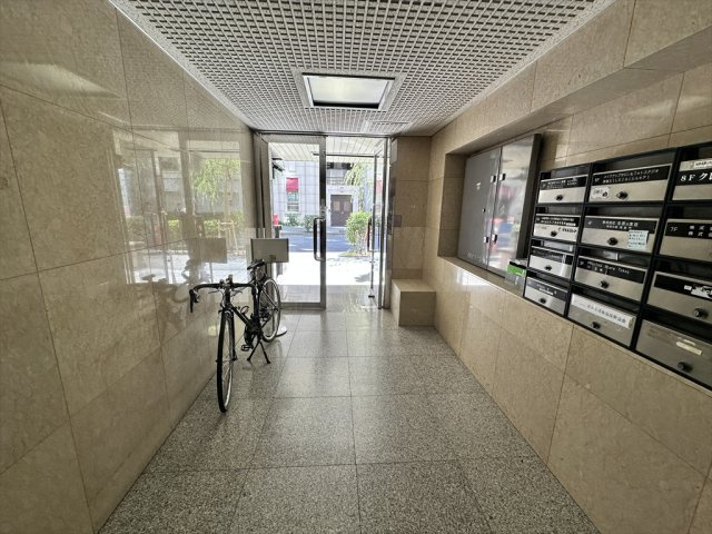 銀友ビルのエントランス