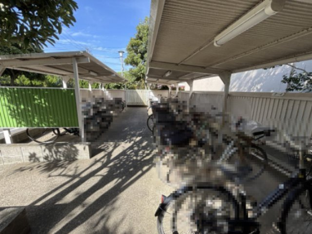 屋根付きの自転車起き場です。