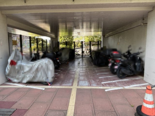 敷地内の屋根付きバイク置き場です。