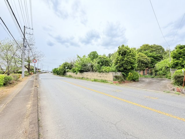 小美玉市与沢中古物件【畑付き】の前面道路含む現地写真