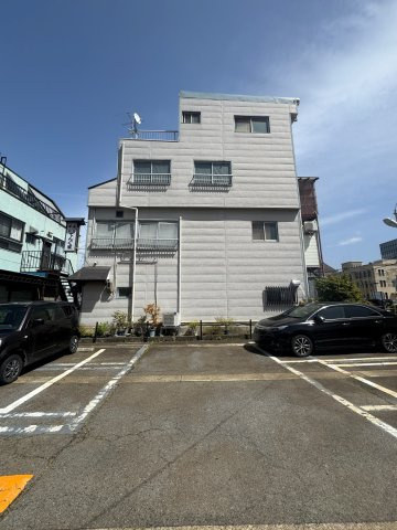 想定年間賃料　374.4万　想定利回り　37.4％　鉄骨・鉄筋コンクリート造の外観