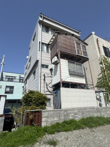 想定年間賃料　374.4万　想定利回り　37.4％　鉄骨・鉄筋コンクリート造の外観