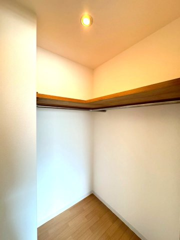 令和７年１月リフォーム完了◆全居室６帖以上の３ＬＤＫ◆収納充実◆サンシティ桂坂ロイヤル３番館の洋室|ウォークインクローゼット