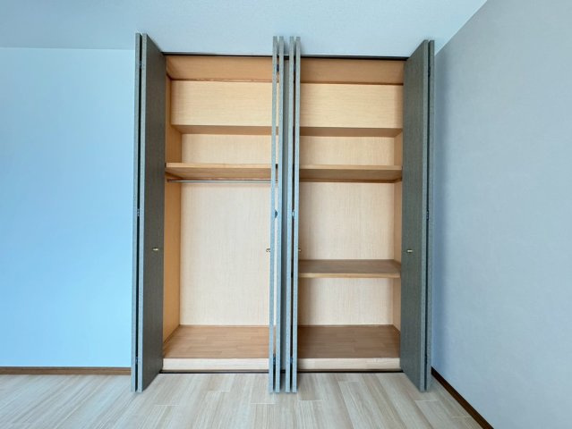 令和７年１月リフォーム完了◆全居室６帖以上の３ＬＤＫ◆収納充実◆サンシティ桂坂ロイヤル３番館の洋室|クローゼット