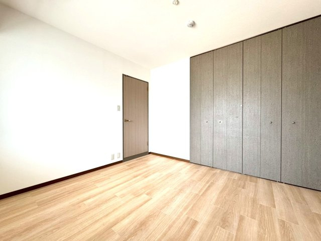 令和７年１月リフォーム完了◆全居室６帖以上の３ＬＤＫ◆収納充実◆サンシティ桂坂ロイヤル３番館の洋室|洋室
