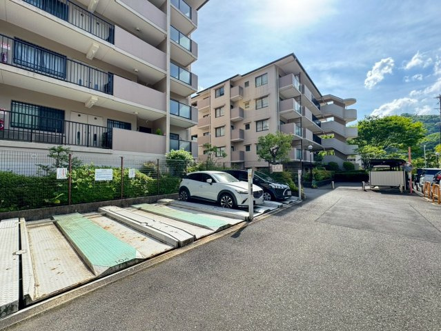 令和７年１月リフォーム完了◆全居室６帖以上の３ＬＤＫ◆収納充実◆サンシティ桂坂ロイヤル３番館の駐車場|駐車場